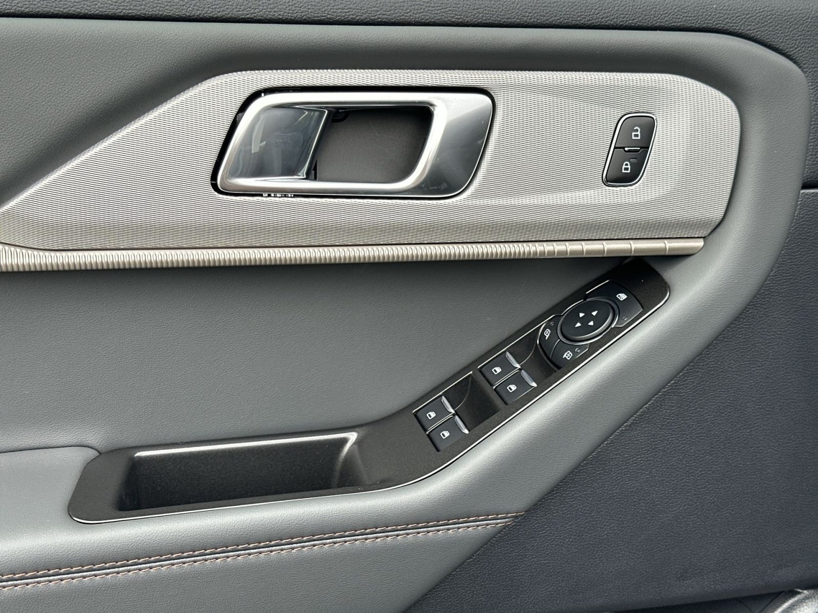 New 2026 Ford Explorer Active AWD/4WD image 16