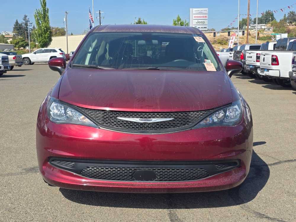 Used 2022 Chrysler Voyager LX FWD image 12