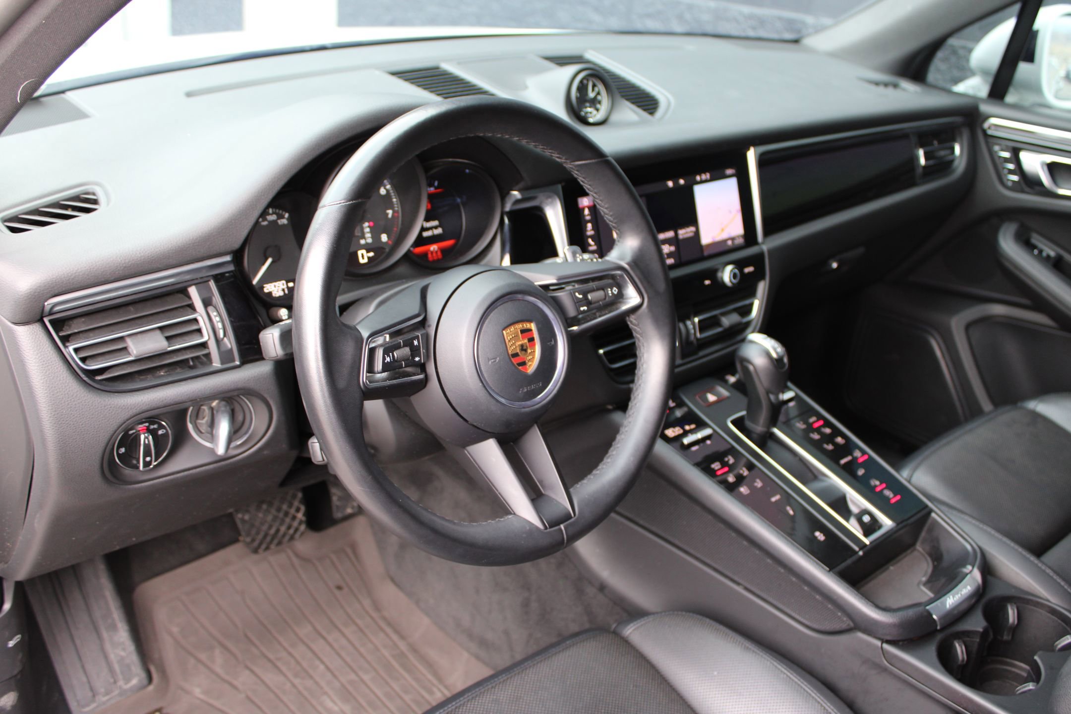 Certified 2023 Porsche Macan image 4