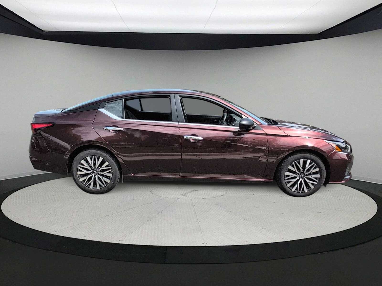 Used 2024 Nissan Altima 2.5 SV FWD image 9