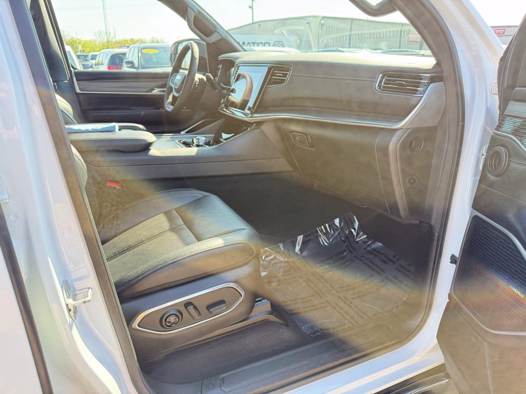 Used 2024 Jeep Wagoneer L Series III w/ Flexible Seating Group AWD/4WD image 32