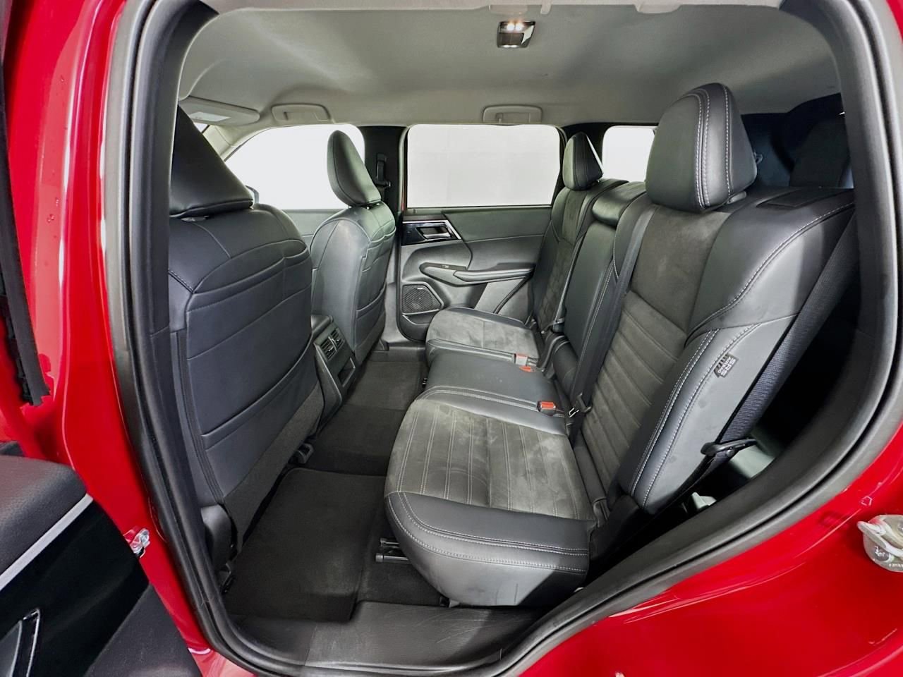 Used 2025 Mitsubishi Outlander SE image 37