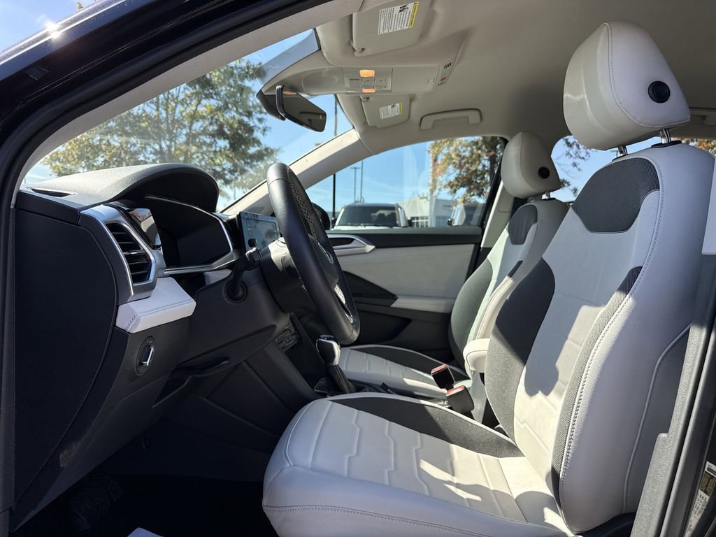 Used 2025 Volkswagen Taos SE image 17