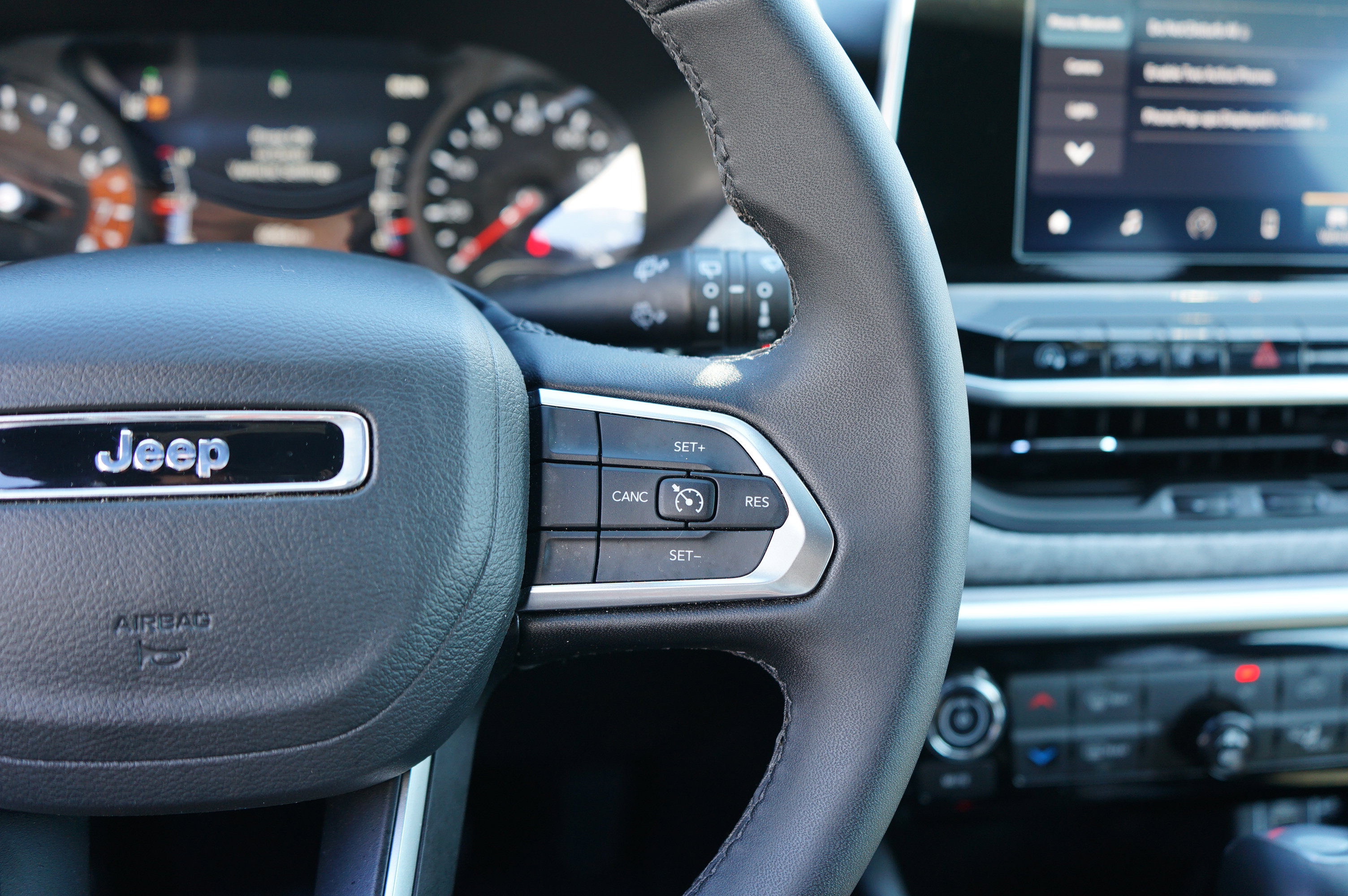 Used 2025 Jeep Compass Latitude image 21