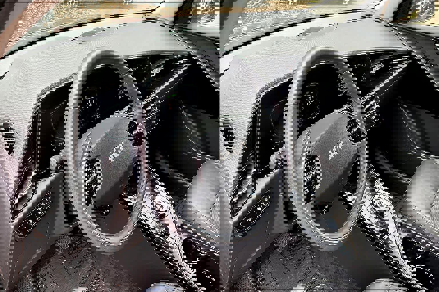 Used 2023 Kia Niro EX image 17