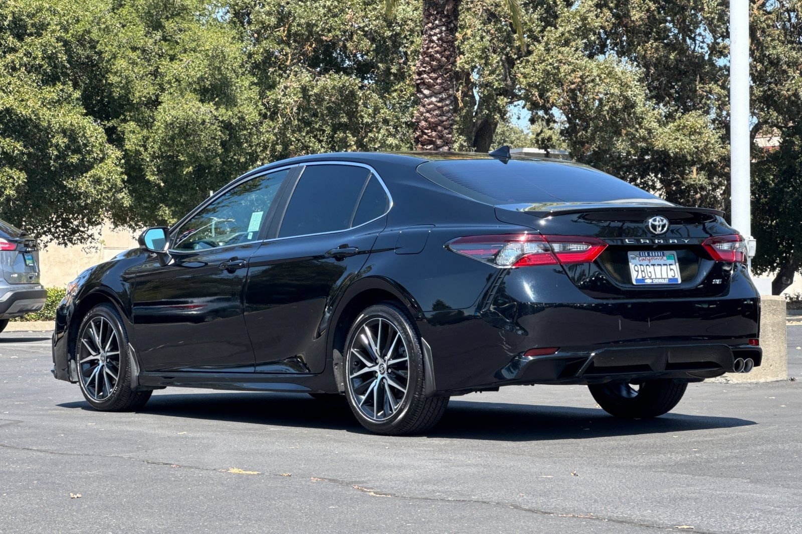 Used 2022 Toyota Camry SE FWD image 5