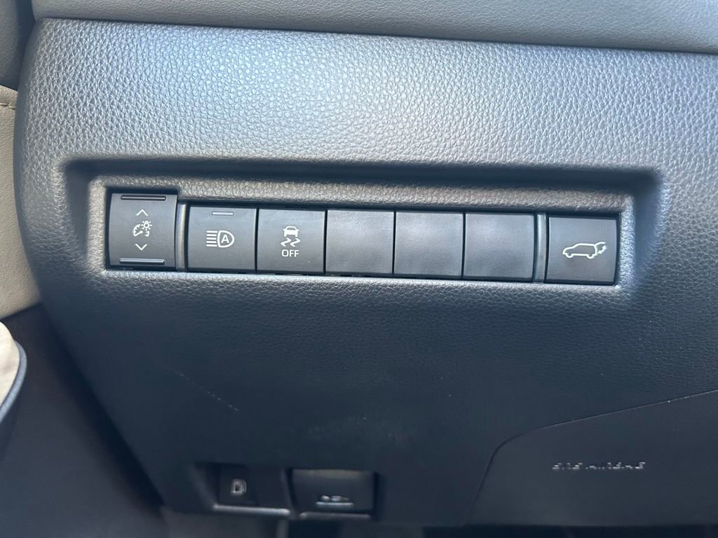 Used 2024 Toyota Venza XLE image 19