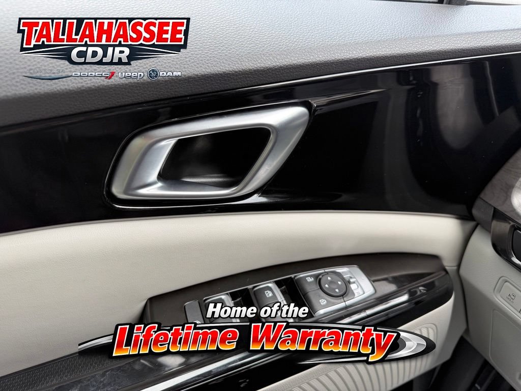 Used 2024 Kia Carnival EX FWD image 12