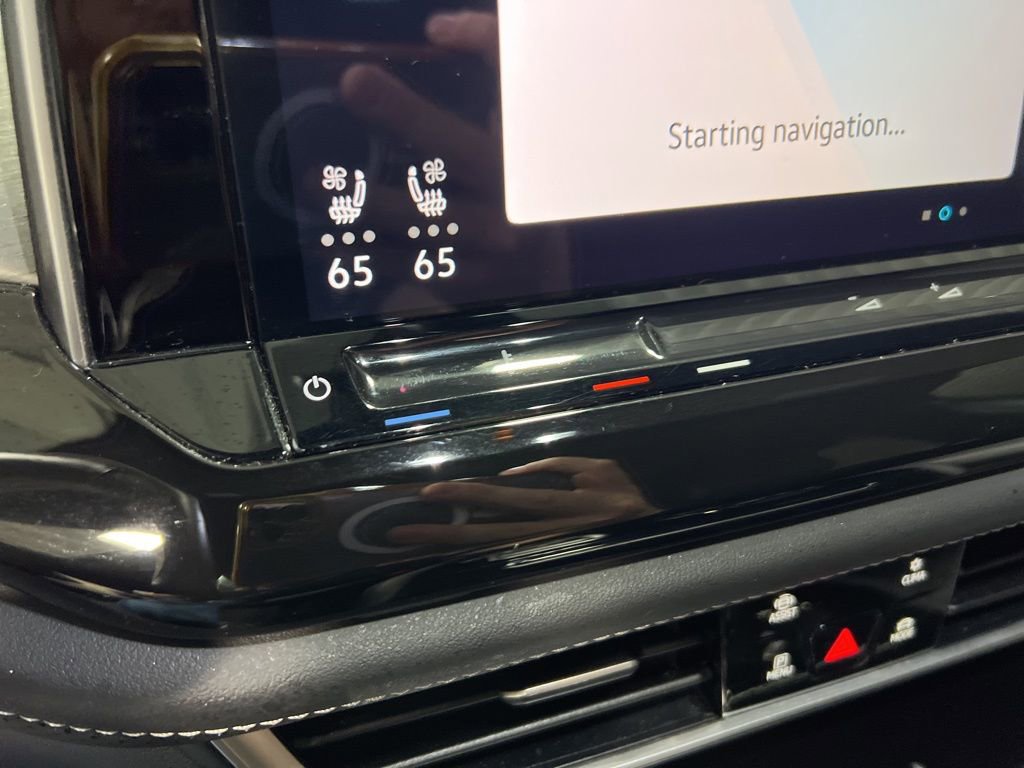 Used 2025 Volkswagen Atlas Cross Sport SE image 28