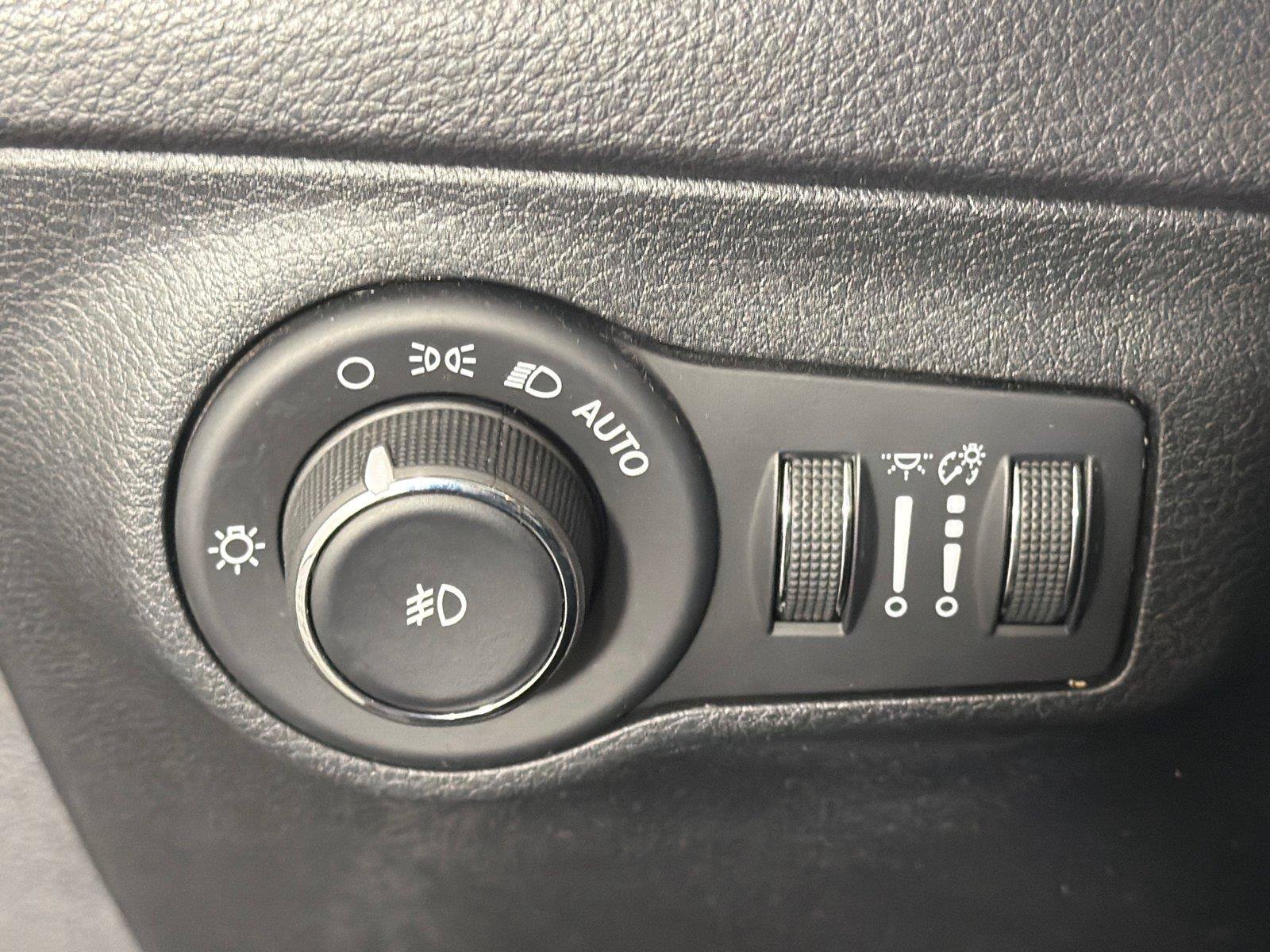Used 2018 Jeep Compass Latitude w/ Popular Equipment Group FWD image 30