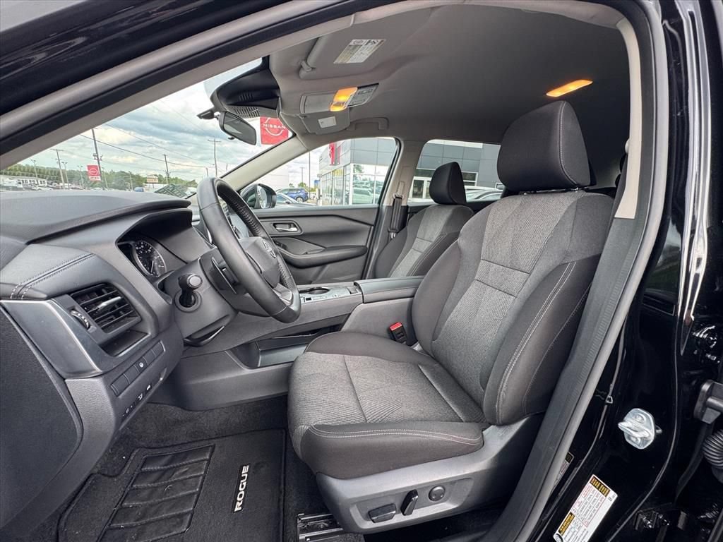 Certified 2025 Nissan Rogue SV FWD image 16