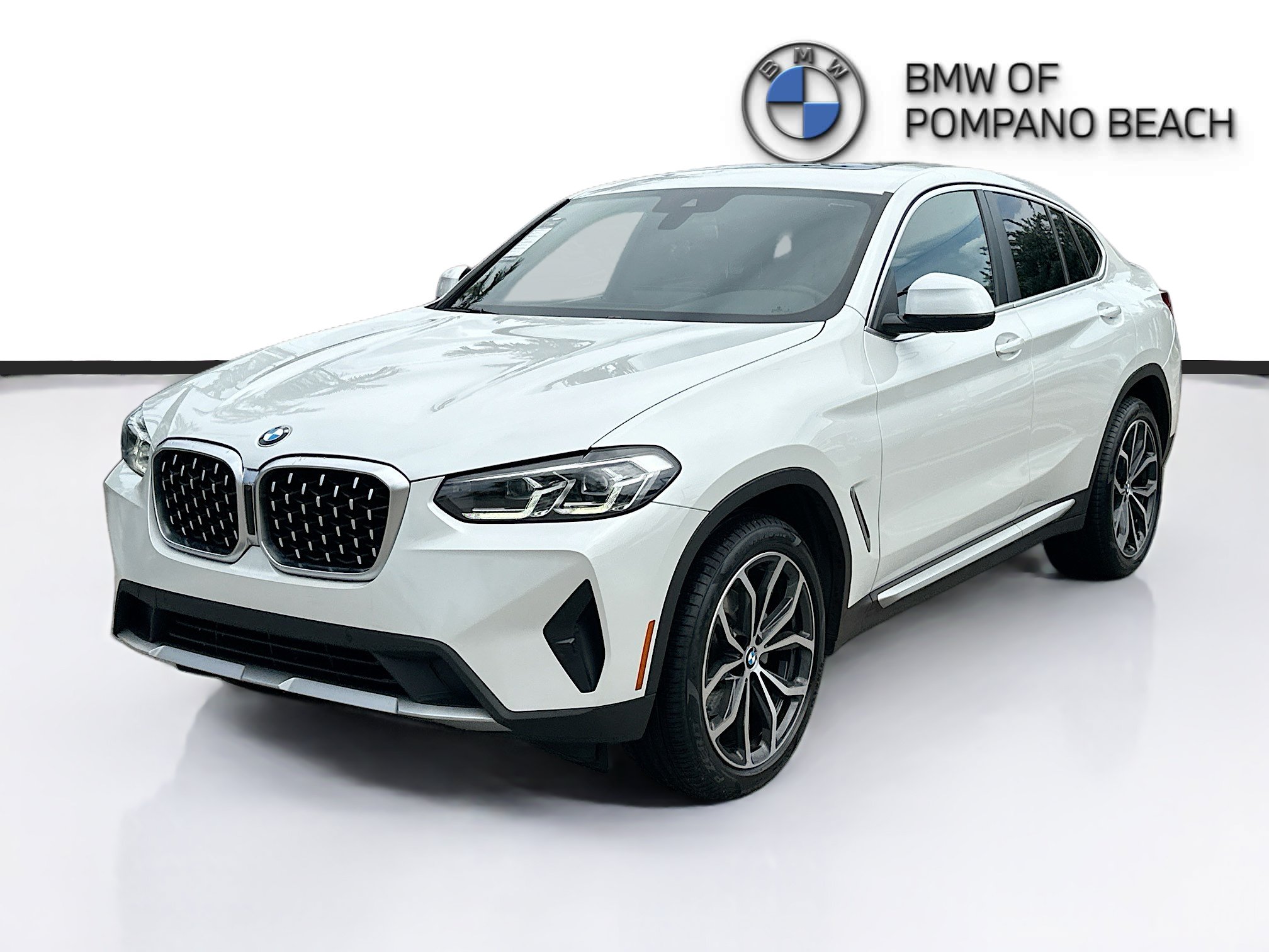 Used 2023 BMW X4 xDrive30i AWD/4WD image 3
