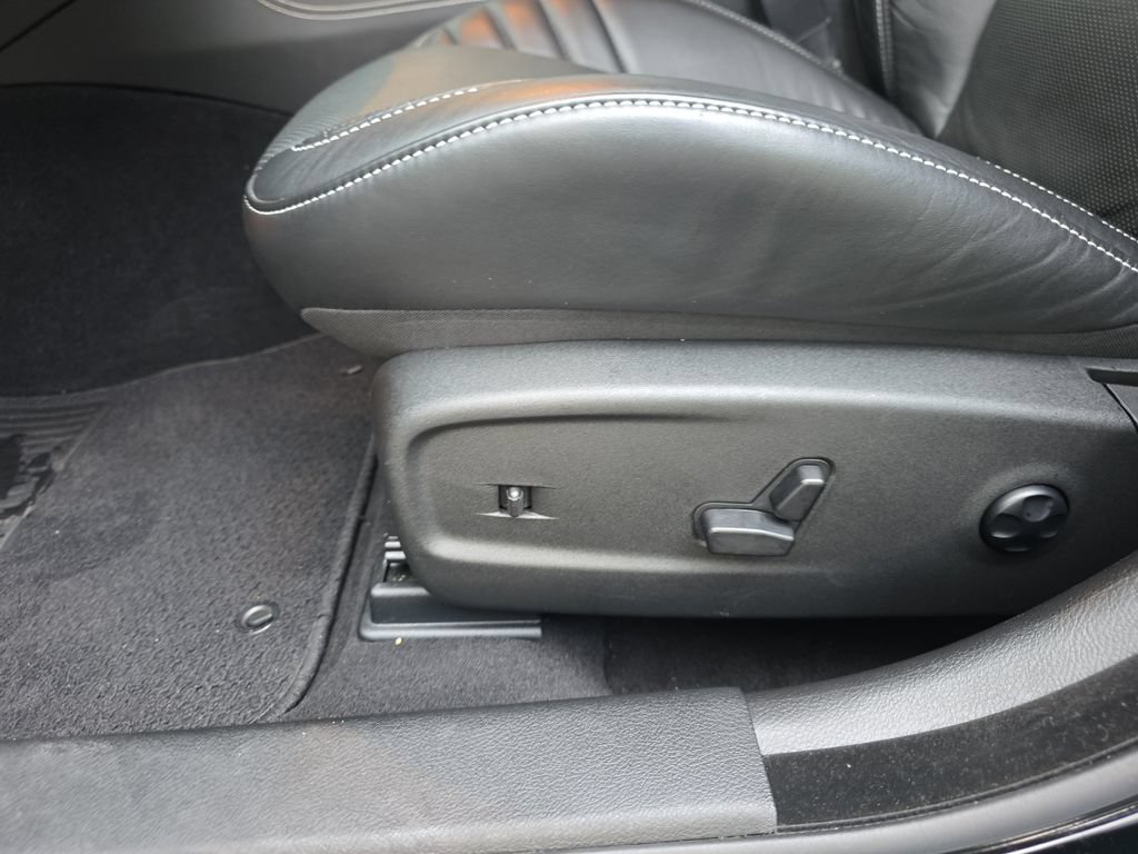 Used 2023 Chrysler 300 C RWD image 12