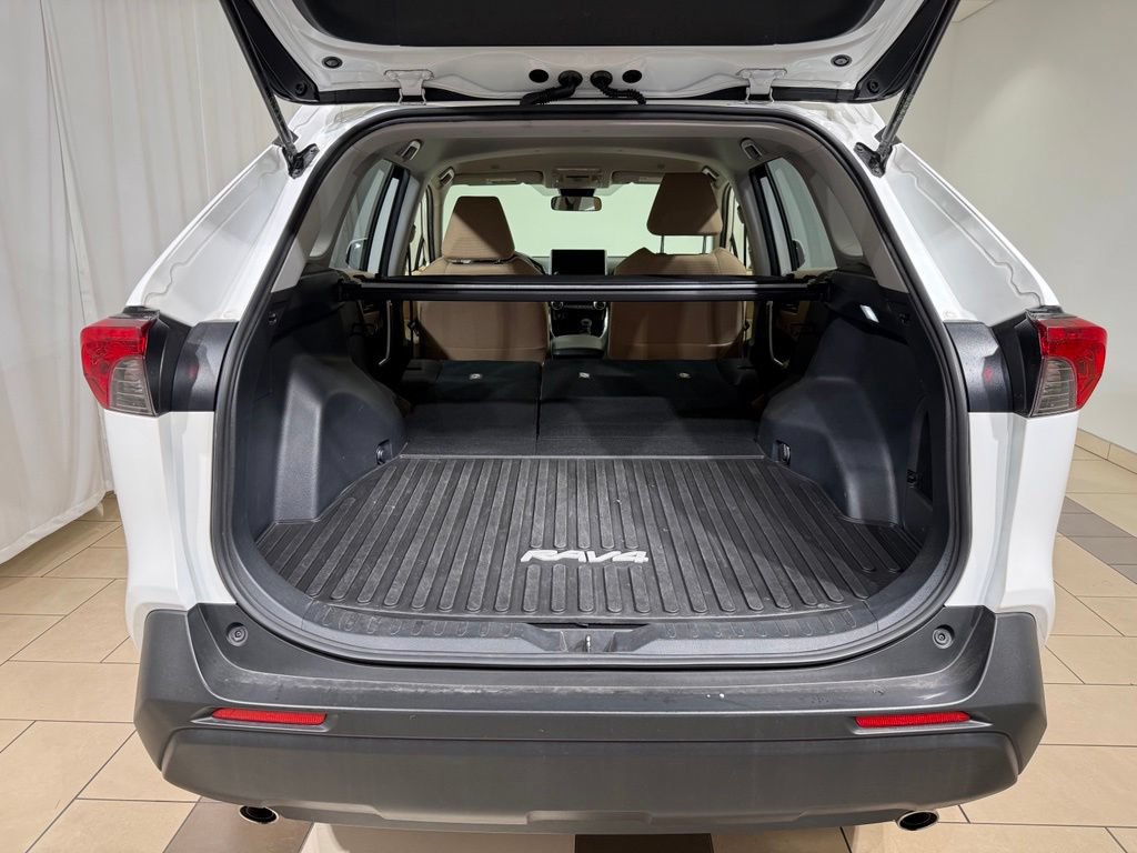 Used 2024 Toyota RAV4 LE AWD/4WD image 12