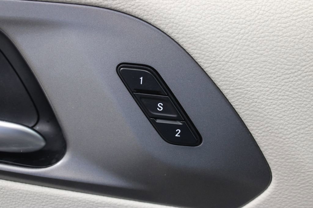 Used 2023 Chrysler Pacifica Touring-L image 18