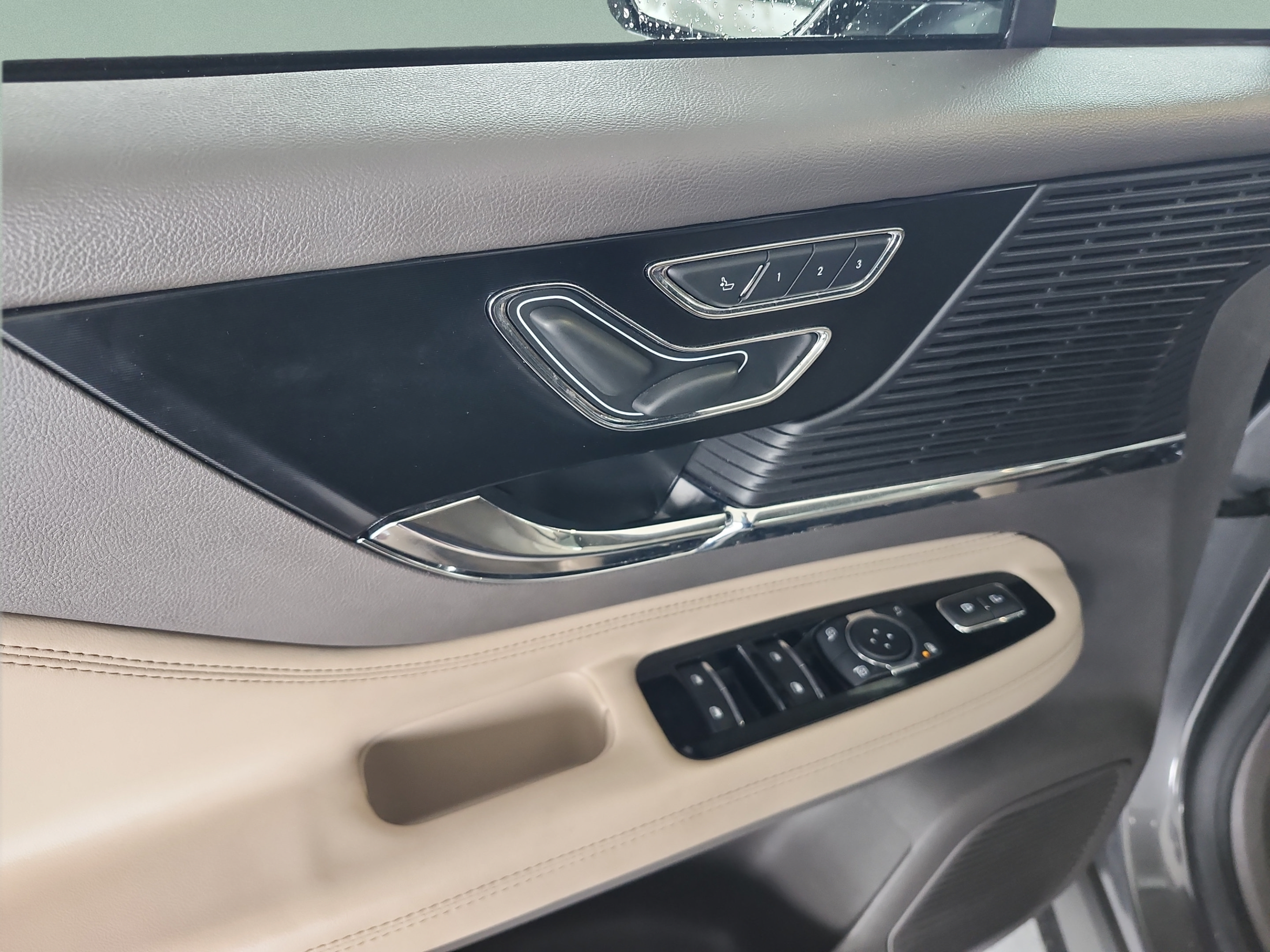 Used 2021 Lincoln Corsair FWD w/ Convenience Package image 16