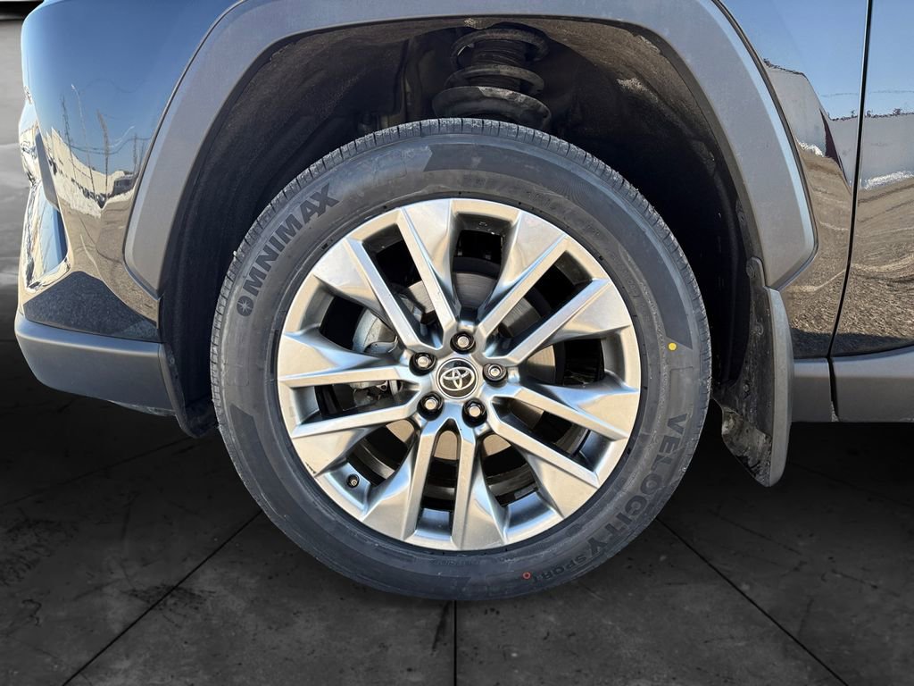 Used 2022 Toyota RAV4 XLE Premium image 14