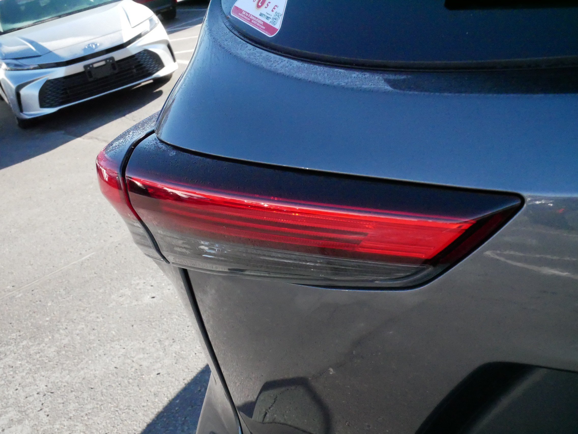Used 2023 Toyota Highlander LE AWD/4WD image 17