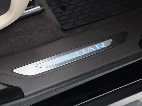 Used 2019 Jaguar F-PACE Prestige AWD/4WD image 36