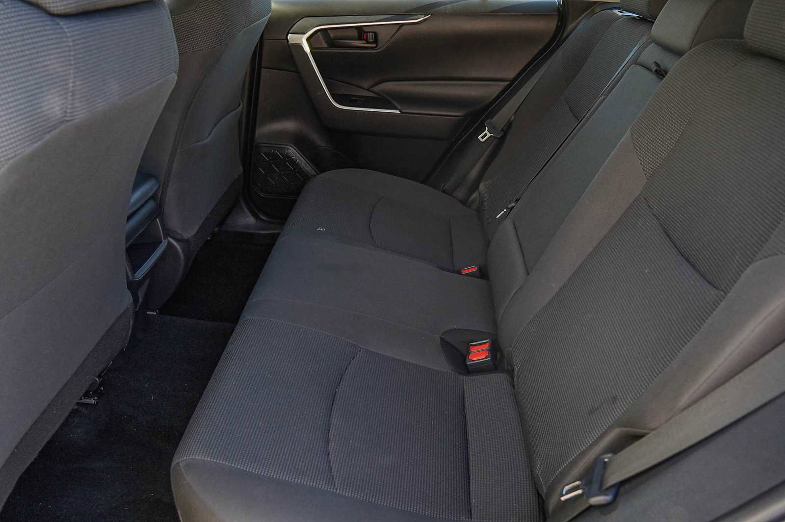 Used 2021 Toyota RAV4 LE image 27