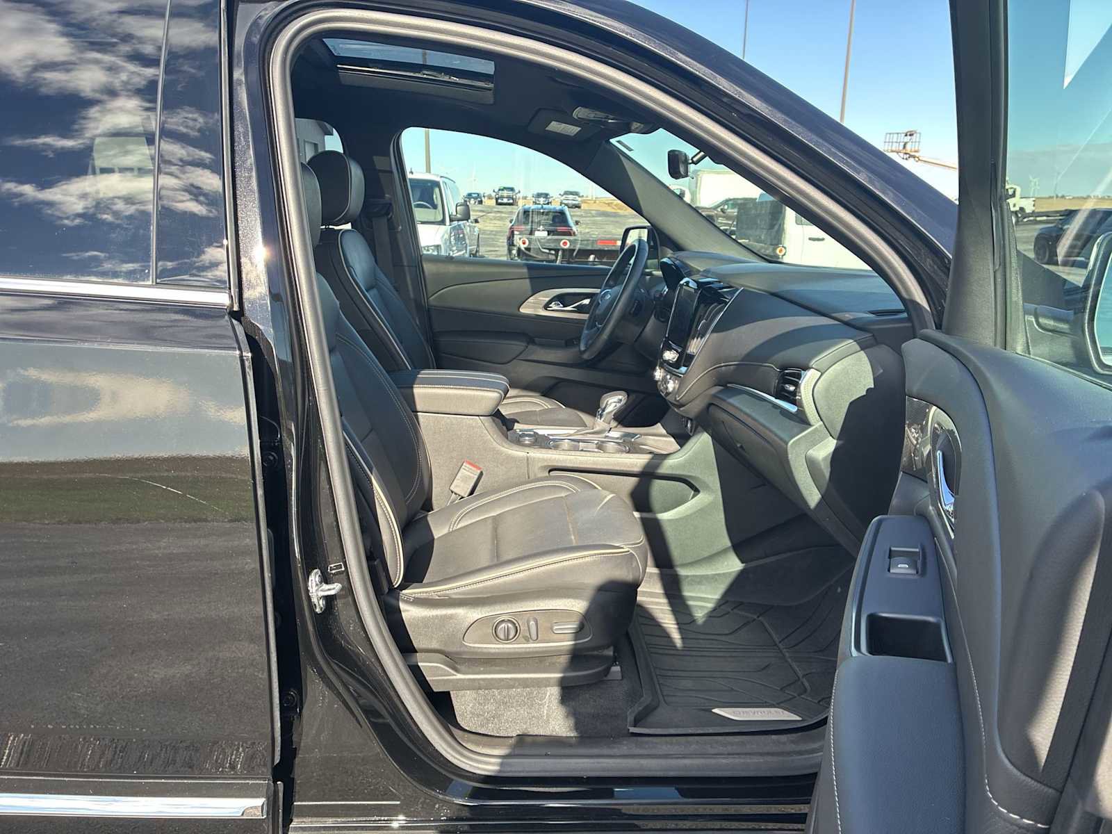Used 2022 Chevrolet Traverse Premier image 28