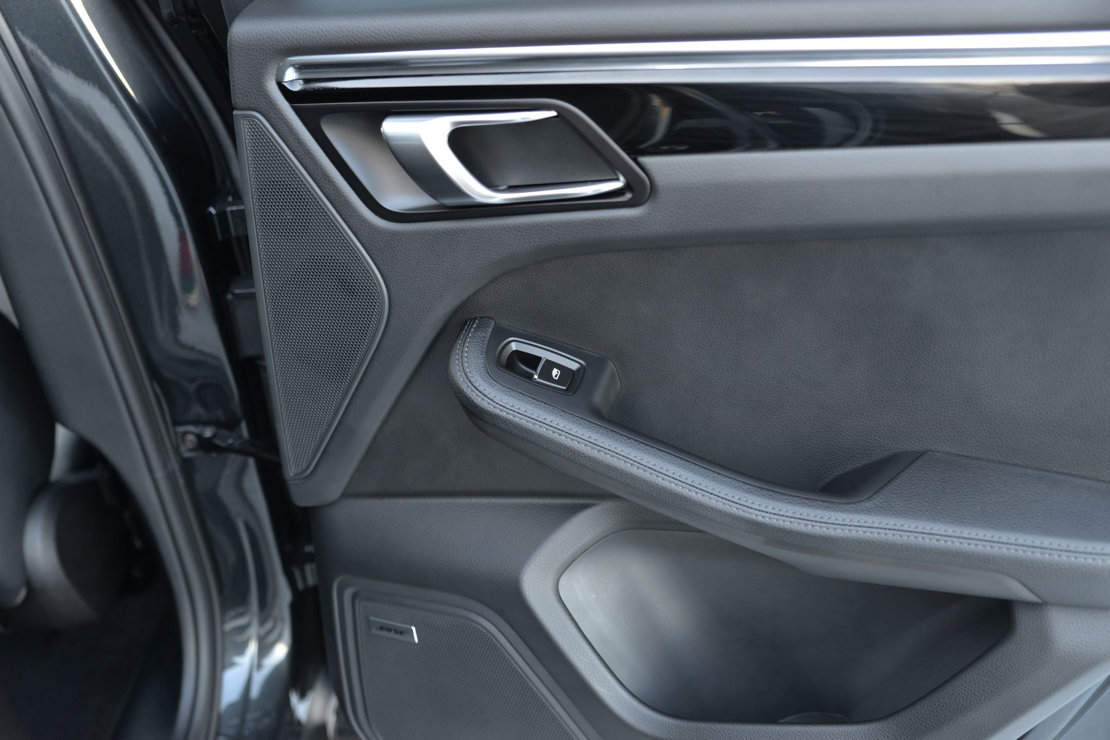 Certified 2025 Porsche Macan image 12