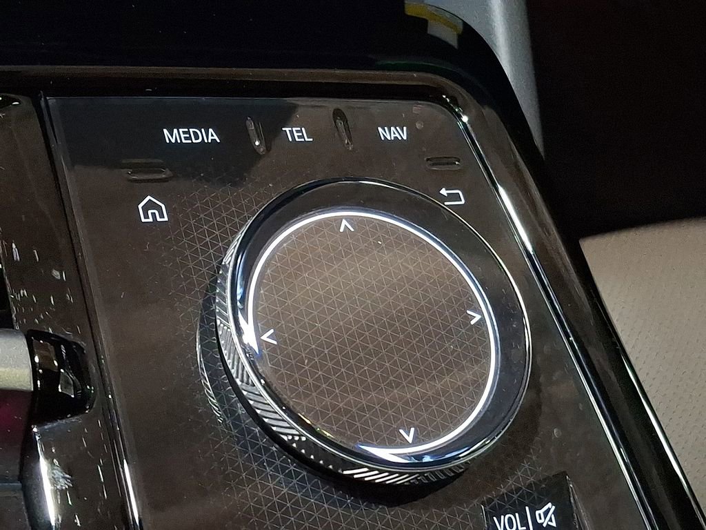 Used 2025 BMW 530i xDrive w/ M Sport Package image 21