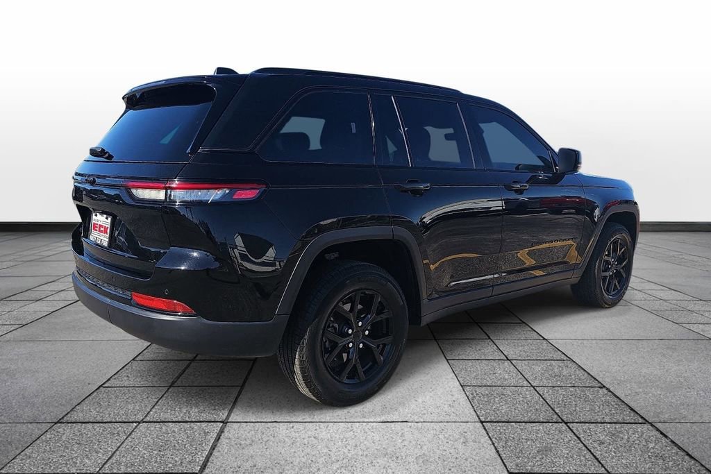 Used 2025 Jeep Grand Cherokee Altitude AWD/4WD image 5