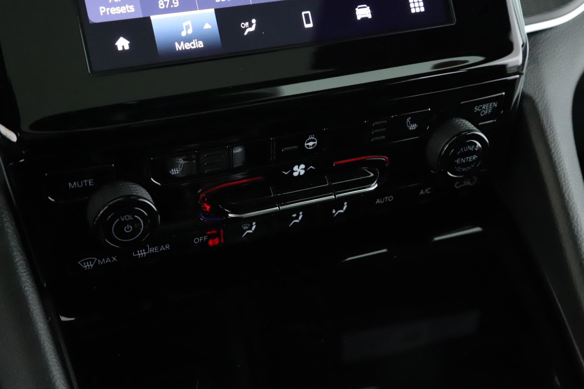 Used 2024 Jeep Grand Cherokee Altitude image 14