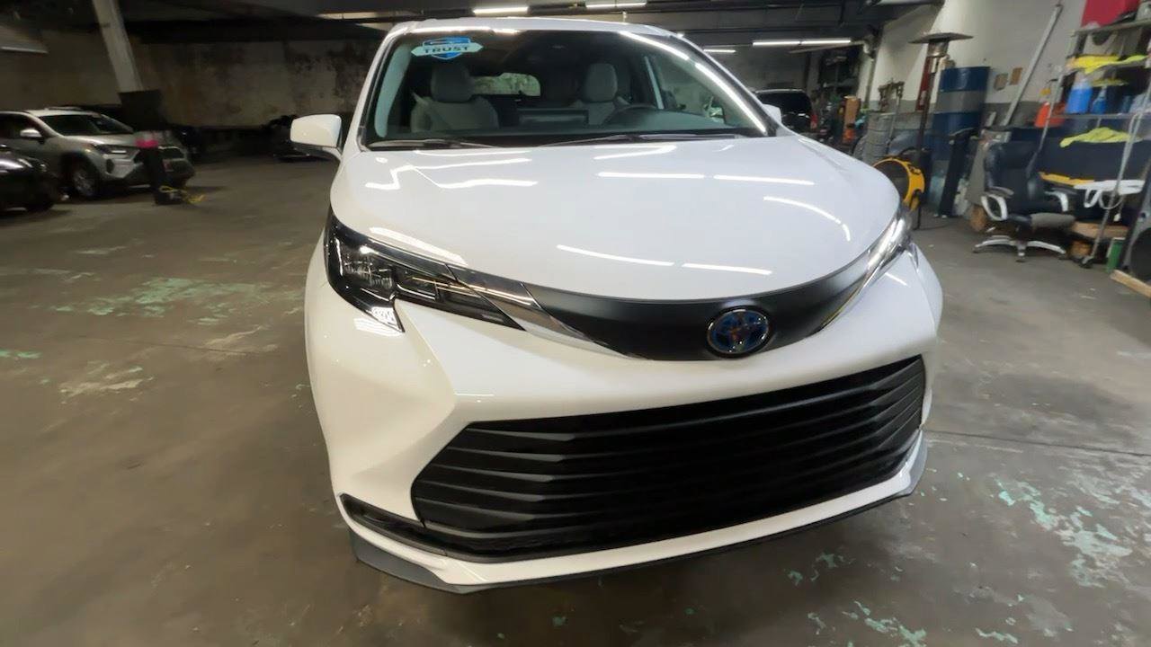 Used 2025 Toyota Sienna LE image 20