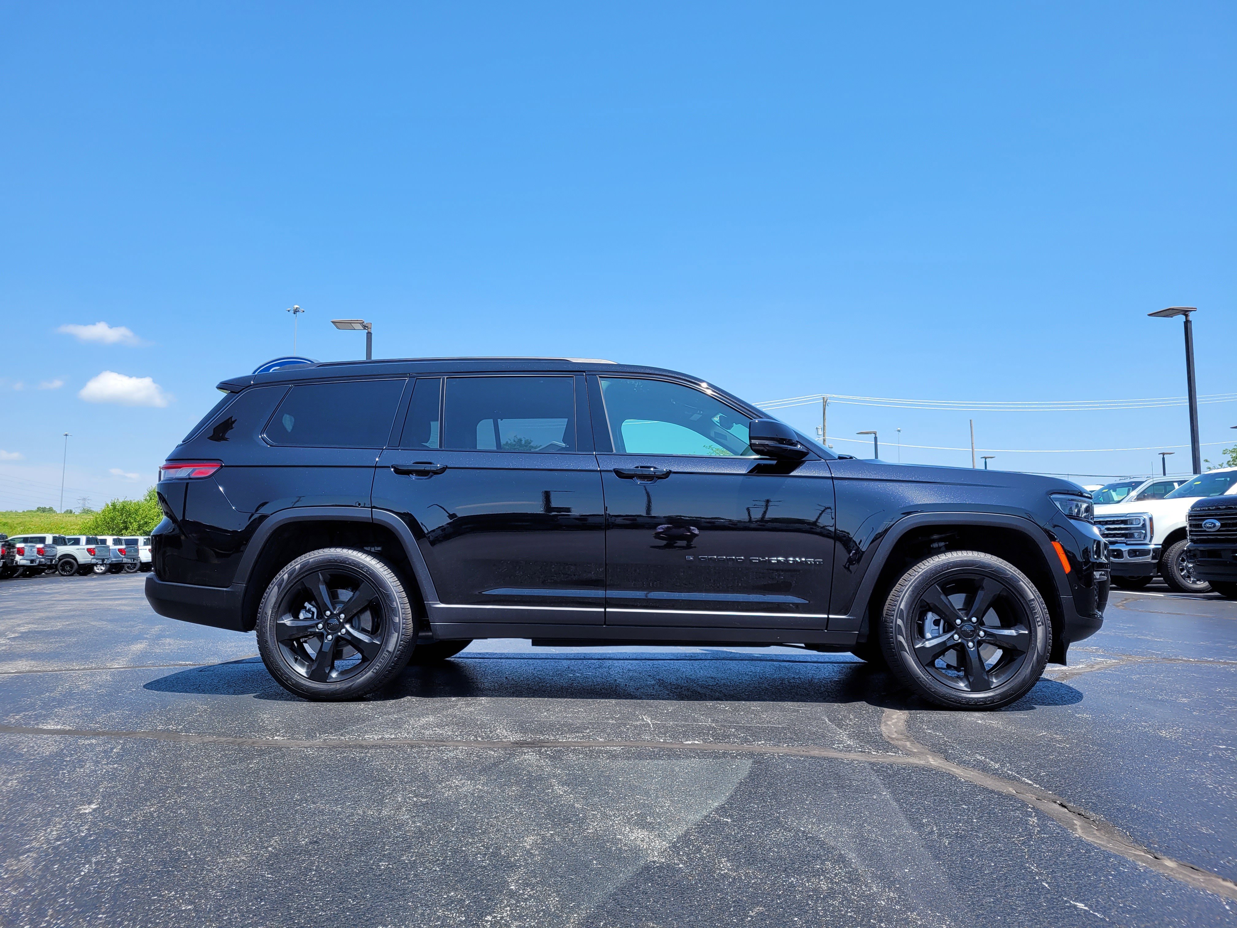 Used 2025 Jeep Grand Cherokee L Limited w/ Luxury Tech Group II AWD/4WD image 2