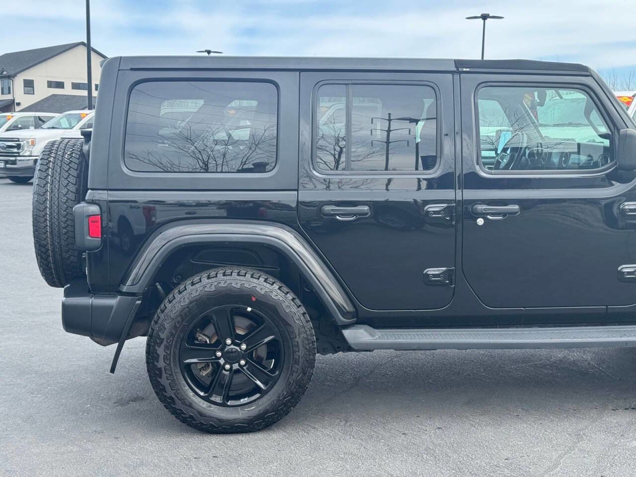 Used 2018 Jeep Wrangler Unlimited Sahara w/ Uconnect 4C Nav & Sound Group image 5