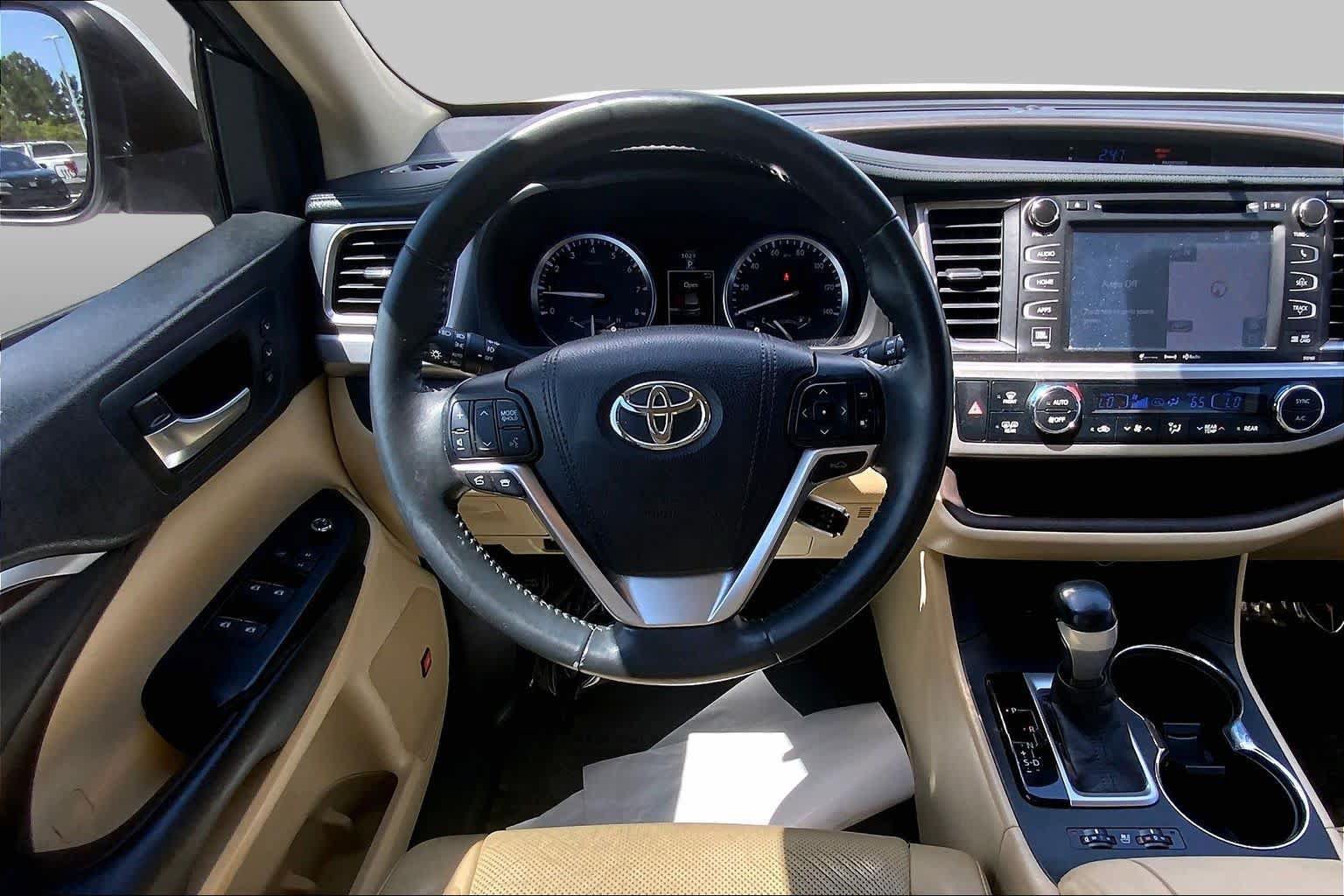 Used 2016 Toyota Highlander Limited w/ Driver Technology Package AWD/4WD image 5