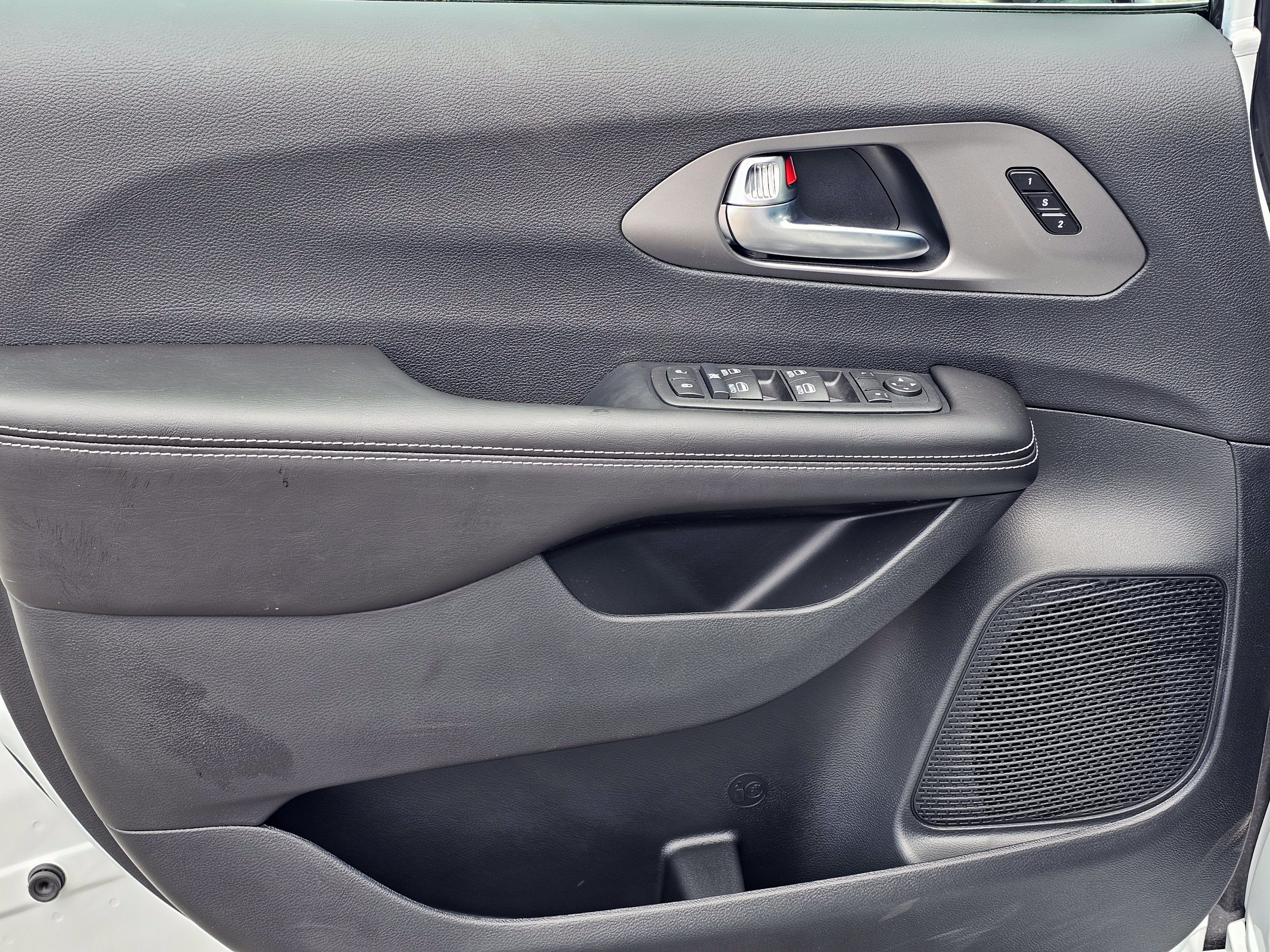 New 2027 Chrysler Pacifica Select FWD image 14