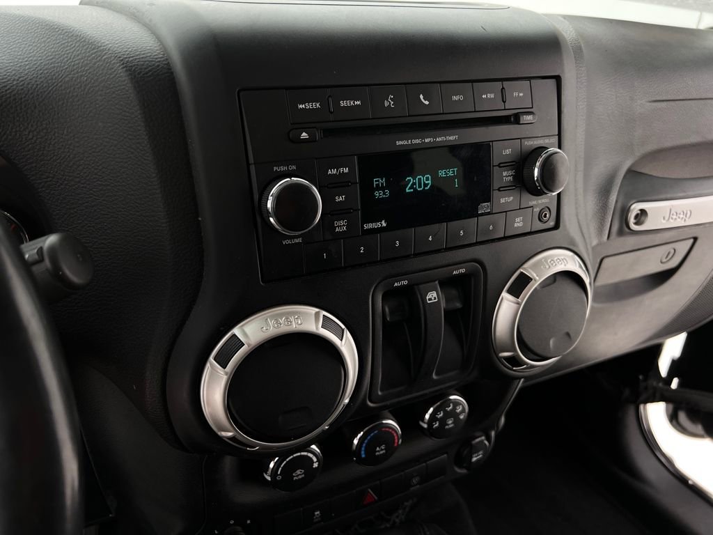 Used 2017 Jeep Wrangler Sahara w/ Connectivity Group image 18