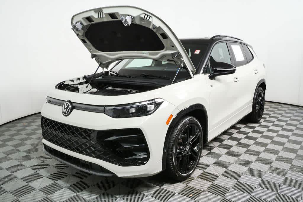 Certified 2025 Volkswagen Tiguan SE R-Line FWD image 32