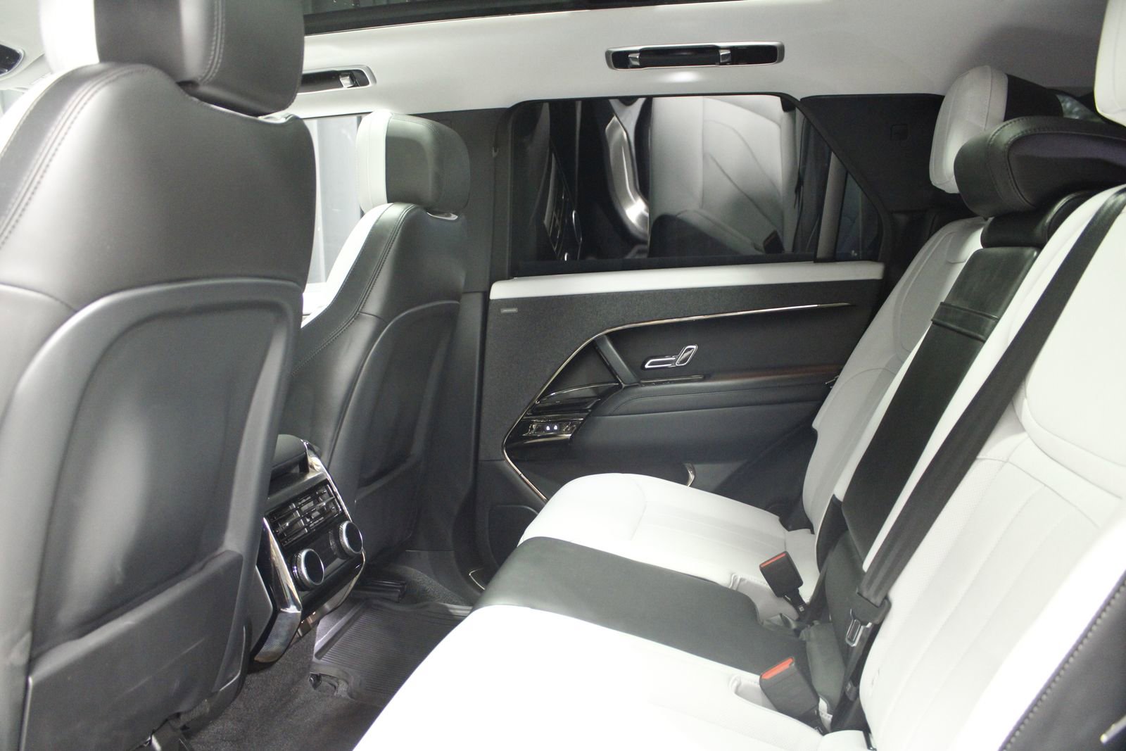 Used 2025 Land Rover Range Rover Sport Dynamic SE image 40