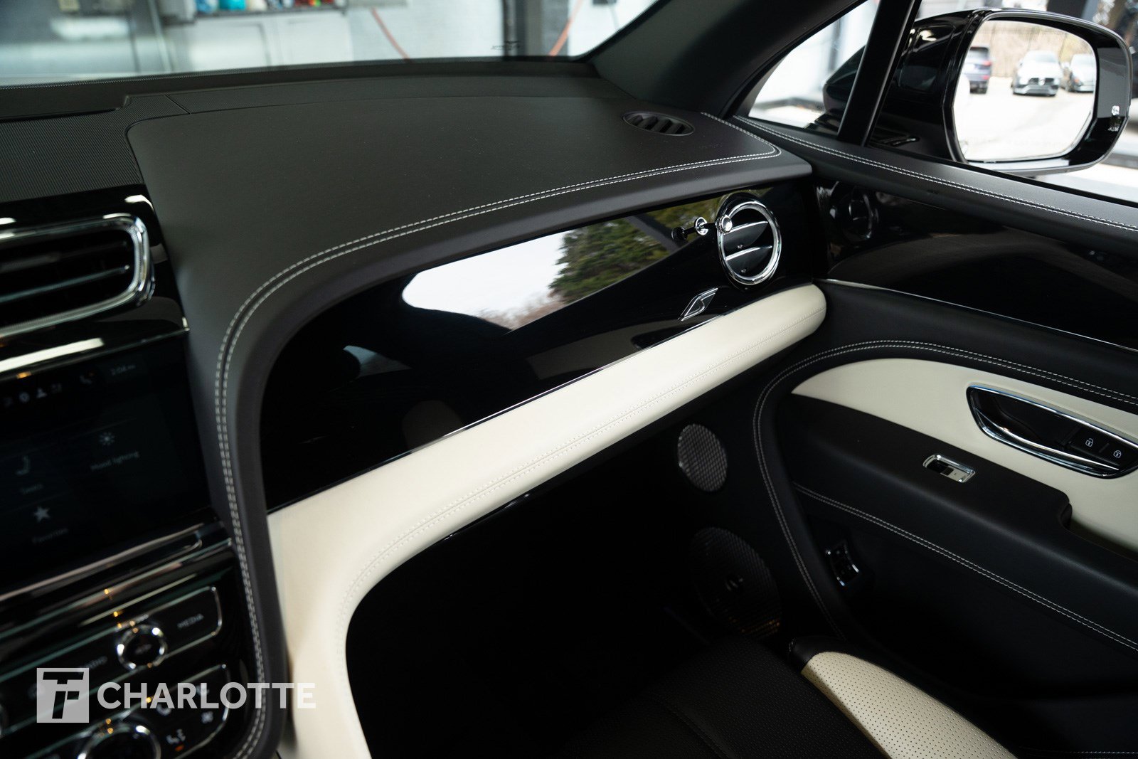 Used 2024 Bentley Bentayga image 28