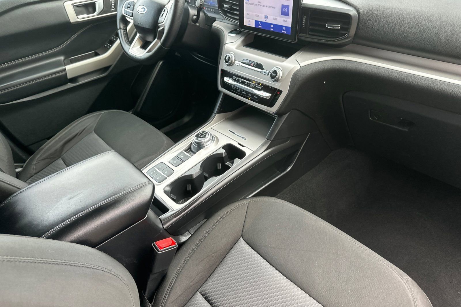 Used 2024 Ford Explorer XLT RWD image 17