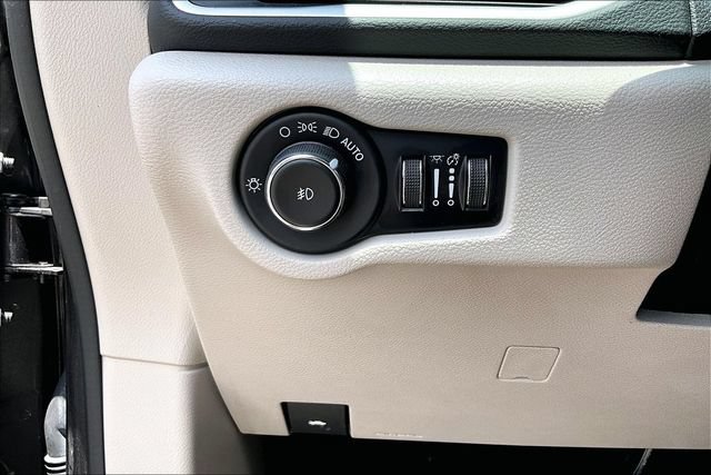 Used 2023 Chrysler Pacifica Touring-L FWD image 15