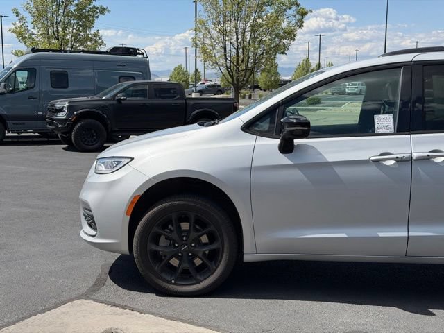 Used 2024 Chrysler Pacifica Limited w/ S Appearance Package AWD/4WD image 7