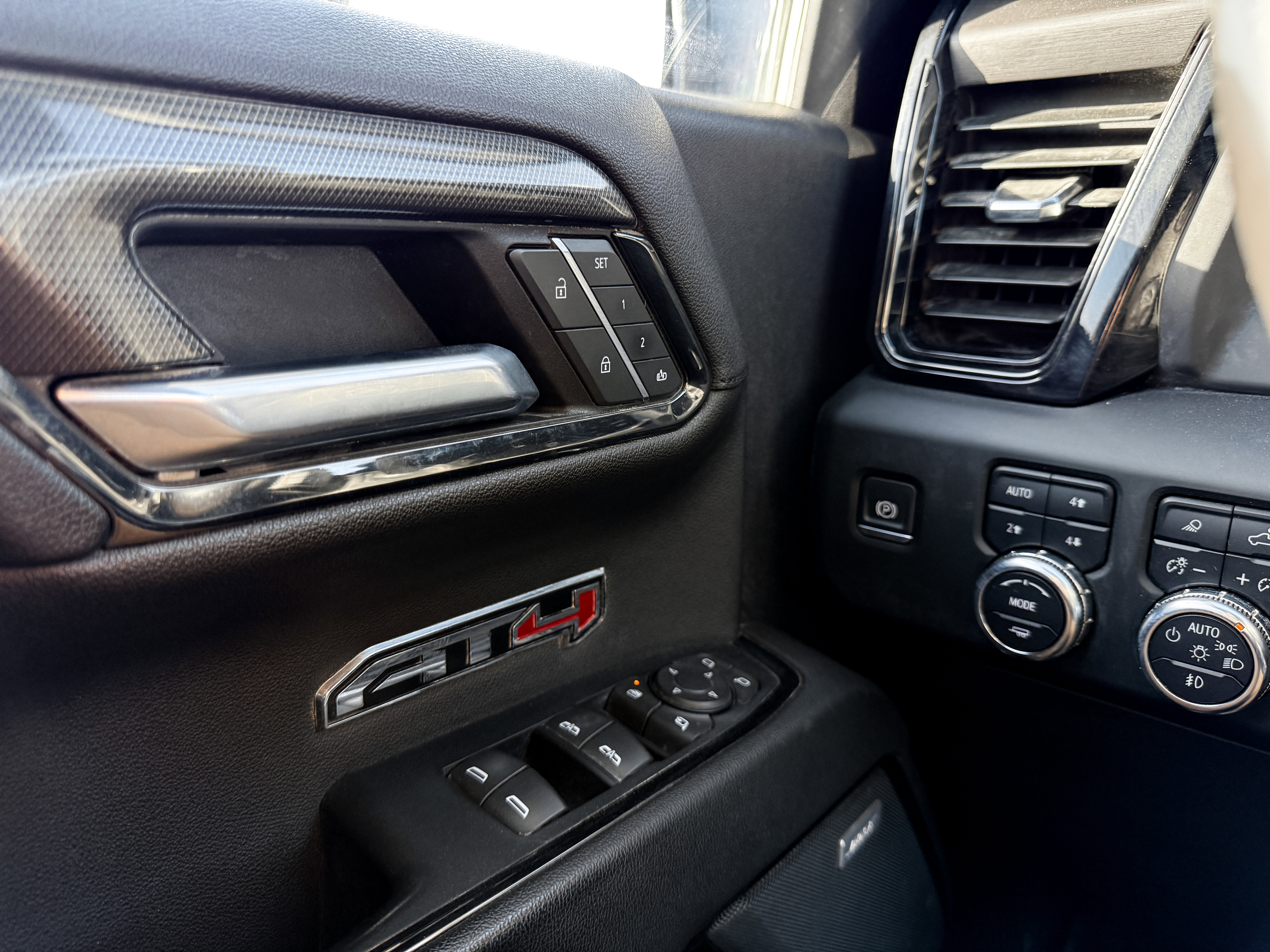 Used 2022 GMC Sierra 1500 AT4 w/ AT4 Preferred Package image 11