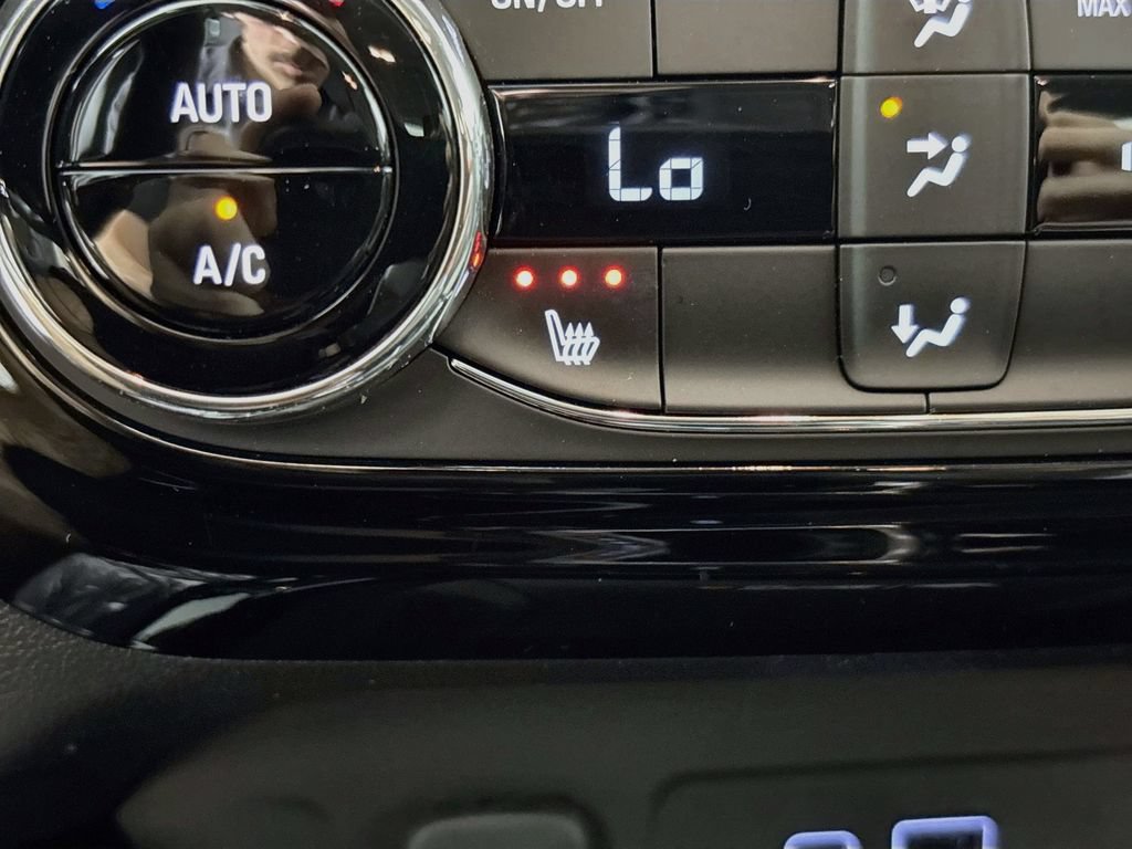 Used 2024 Chevrolet Trax LT w/ Sunroof Package FWD image 21
