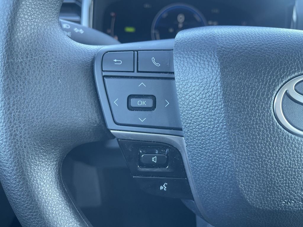 Used 2025 Toyota Camry LE w/ Convenience Package image 19