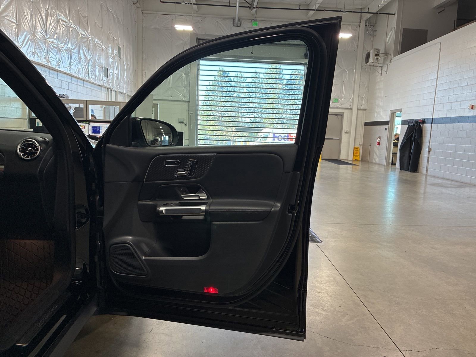 Used 2024 Mercedes-Benz GLB 250 4MATIC image 23