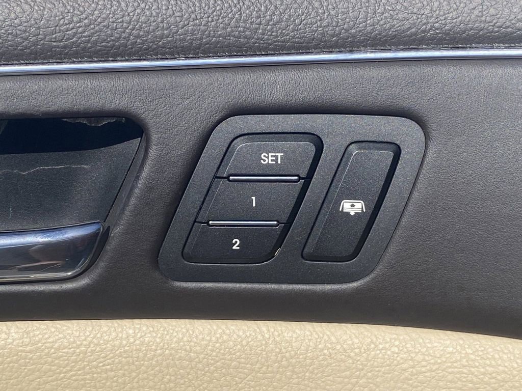 Used 2011 Hyundai Genesis 4.6 RWD image 18
