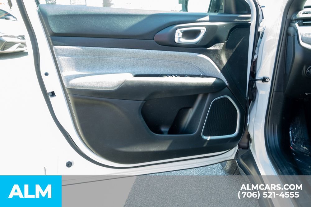 Used 2024 Jeep Compass Latitude image 17