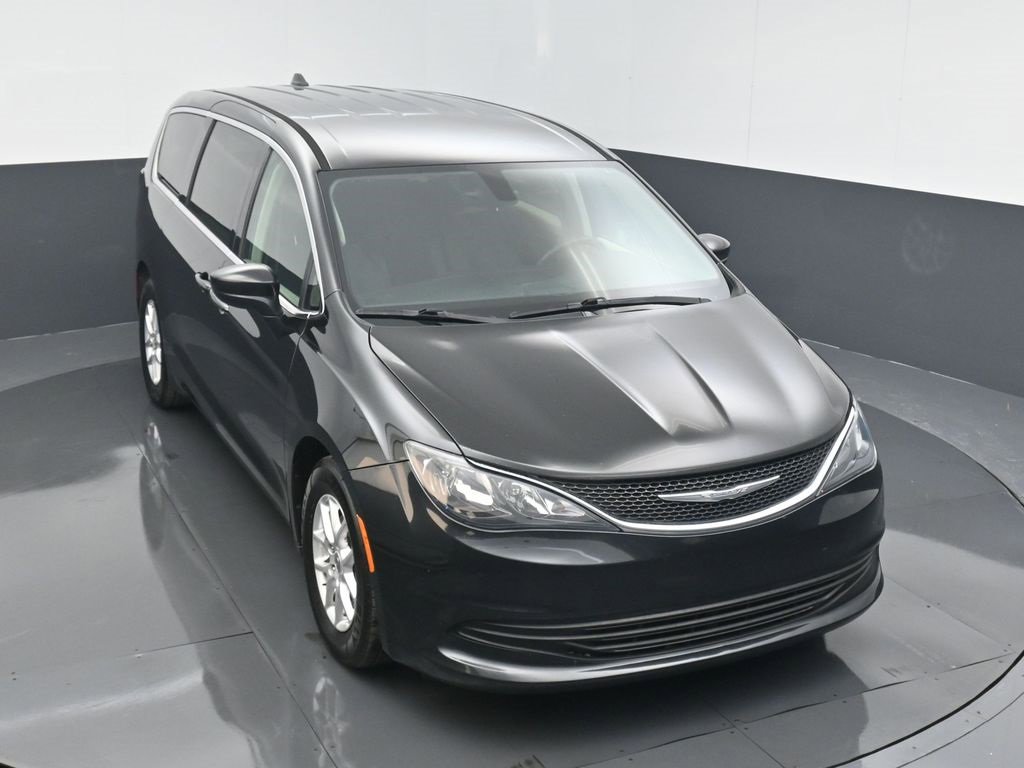 Used 2017 Chrysler Pacifica Touring image 3