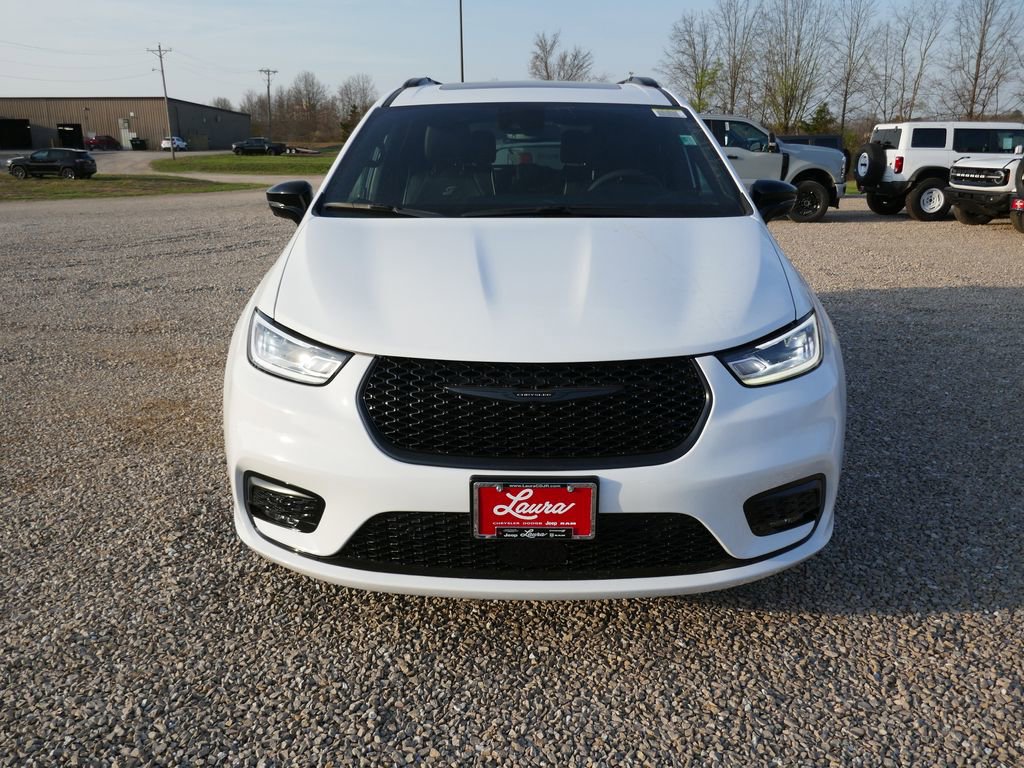 New 2026 Chrysler Pacifica Limited w/ Uconnect Theater Family Group image 10