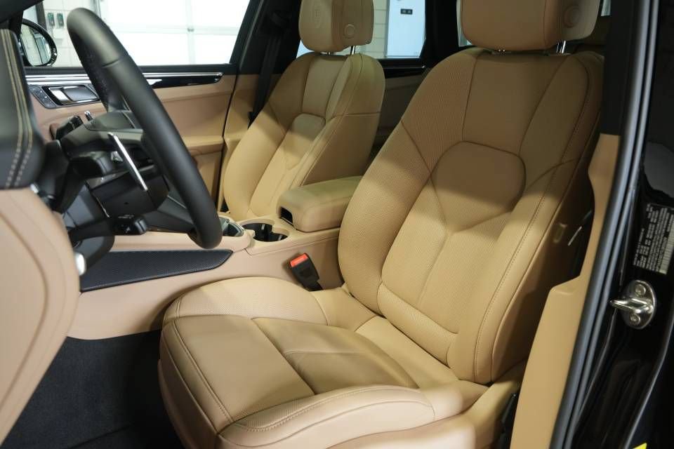 Certified 2026 Porsche Macan AWD/4WD image 5